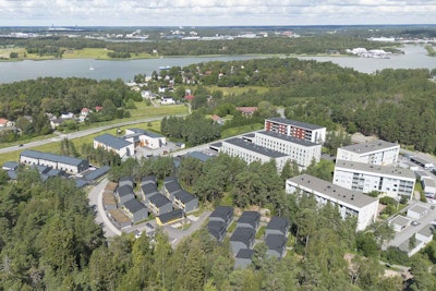Vehreä Arolan asuinalue kuvattuna ylhäältä.