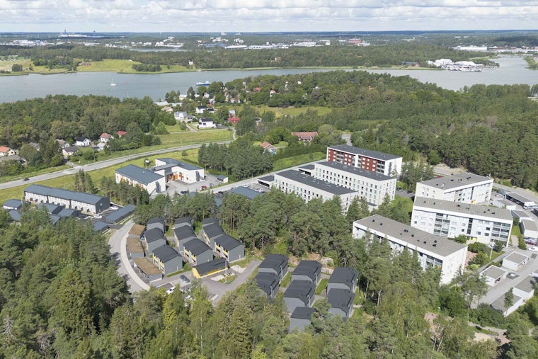 Vehreä Arolan asuinalue kuvattuna ylhäältä.