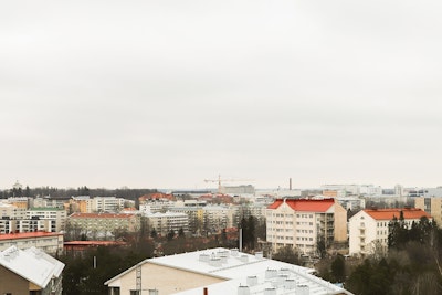 Ylhäältä kuvattu kuva, jossa erilaisia talojen kattoja.