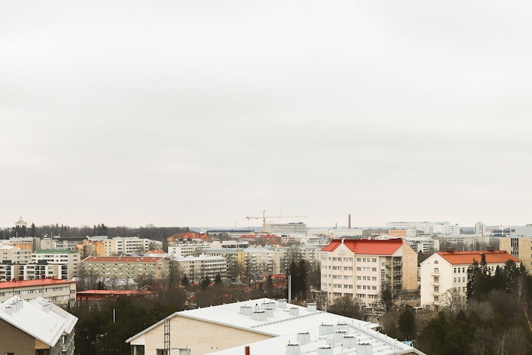 Ylhäältä kuvattu kuva, jossa erilaisia talojen kattoja.