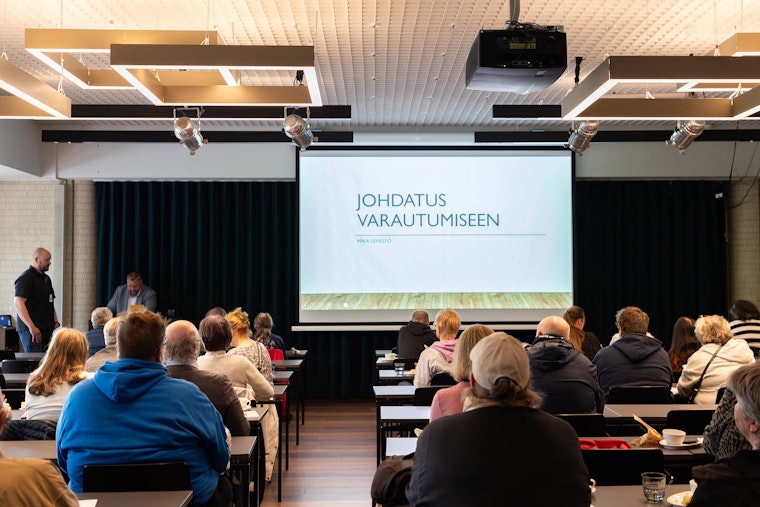 Johdatus varautumiseen -koulutuksen osallistujia 26.5.2025.