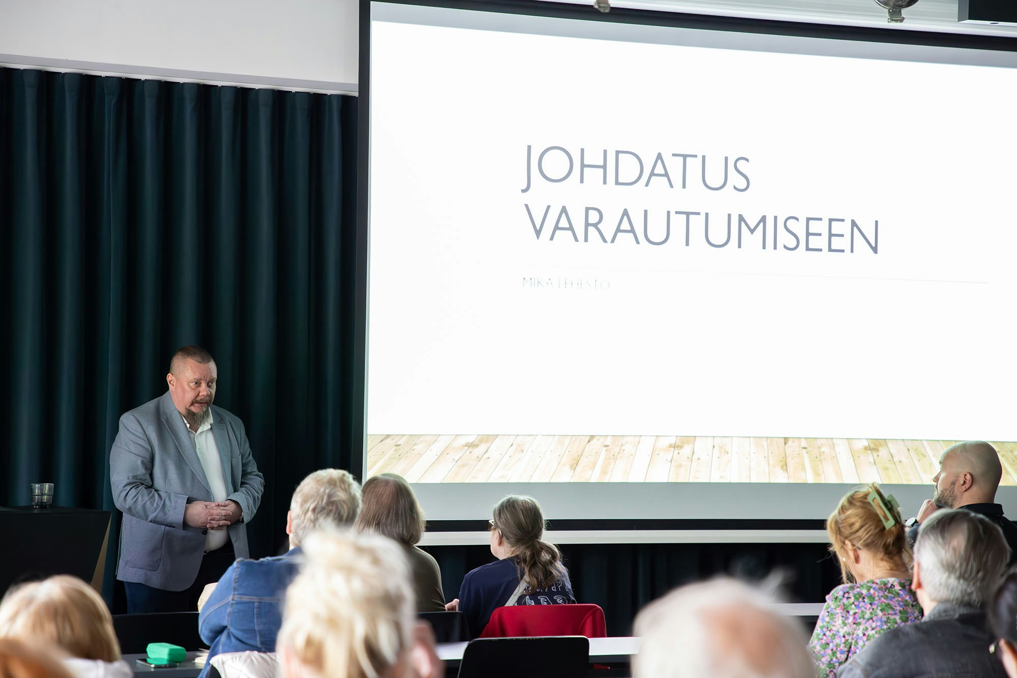 Luennoitsija Mika Lehestö ja Johdatus varautumiseen -koulutuksen osallistujia