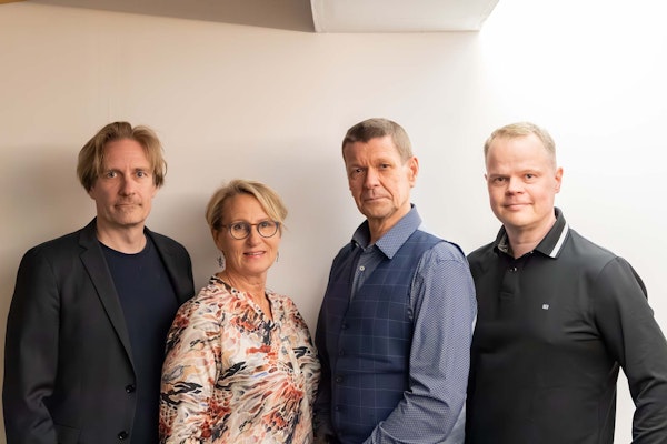 Arkkitehti Jarkko Kettunen Arkkitehtitoimisto Ajakista, podcastin juontaja toimittaja Päivi Karvinen, Sivakan toimitusjohtaja Raimo Hätälä ja Sampo Vallius Varkesta.