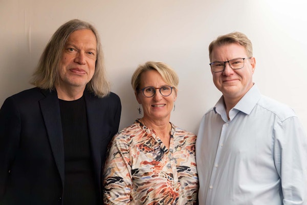 Tulevaisuudentutkija, professori Arto O. Salonen Itä-Suomen yliopistosta, toimittaja Päivi Karvinen ja TVT Asunnot Oy:n toimitusjohtaja Teppo Forss.
