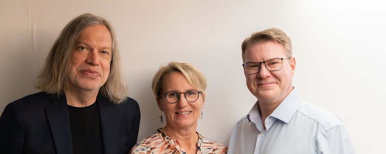 Tulevaisuudentutkija professori Arto O. Salonen Itä-Suomen yliopistosta, toimittaja Päivi Karvinen ja TVT Asunnot Oy:n toimitusjohtaja Teppo Forss.