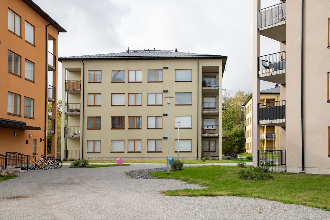 Ristinpaltankatu 11:n nelikerroksiset, värikkäät talot.