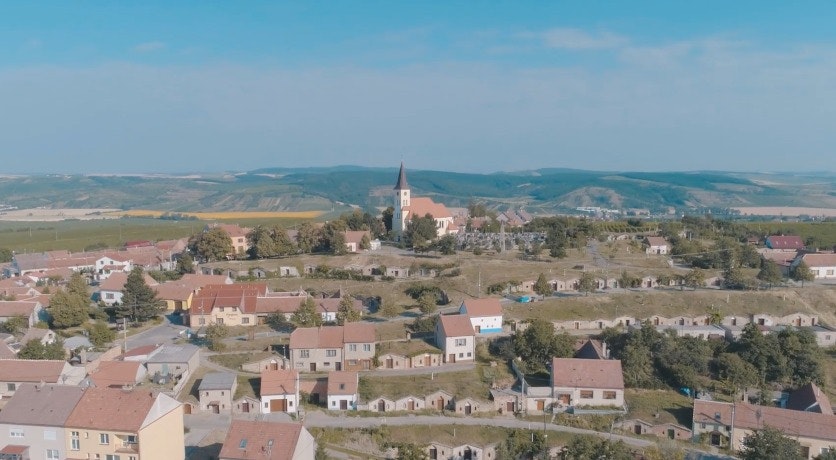 Cover Image for VINAŘSTVÍ HORÁK, ČESKÁ SPOŘITELNA. building,urban,neighborhood,nature,outdoors,roof,scenery,landscape