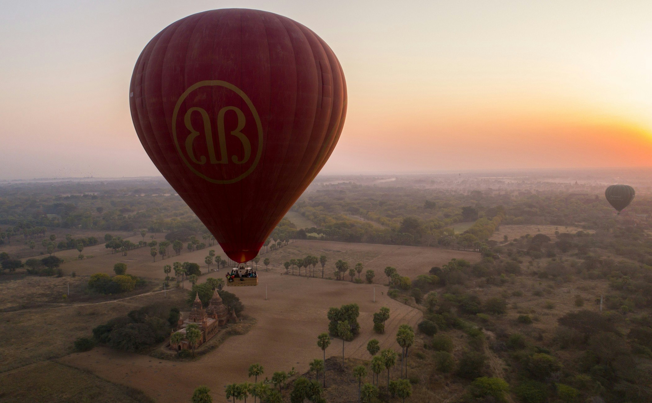 ball,balloon,transportation,aircraft,hot air balloon,vehicle