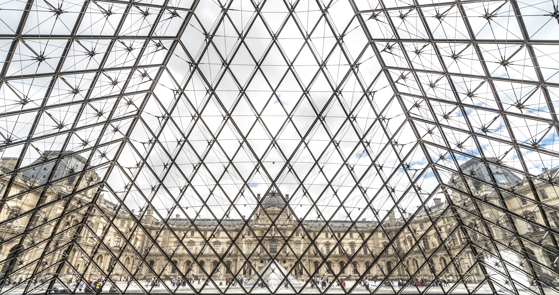 10 Interesting Facts About the Louvre Pyramid Questo