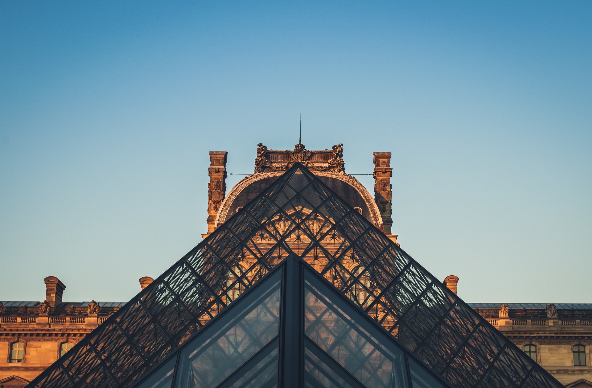 10 Interesting Facts About the Louvre Pyramid Questo