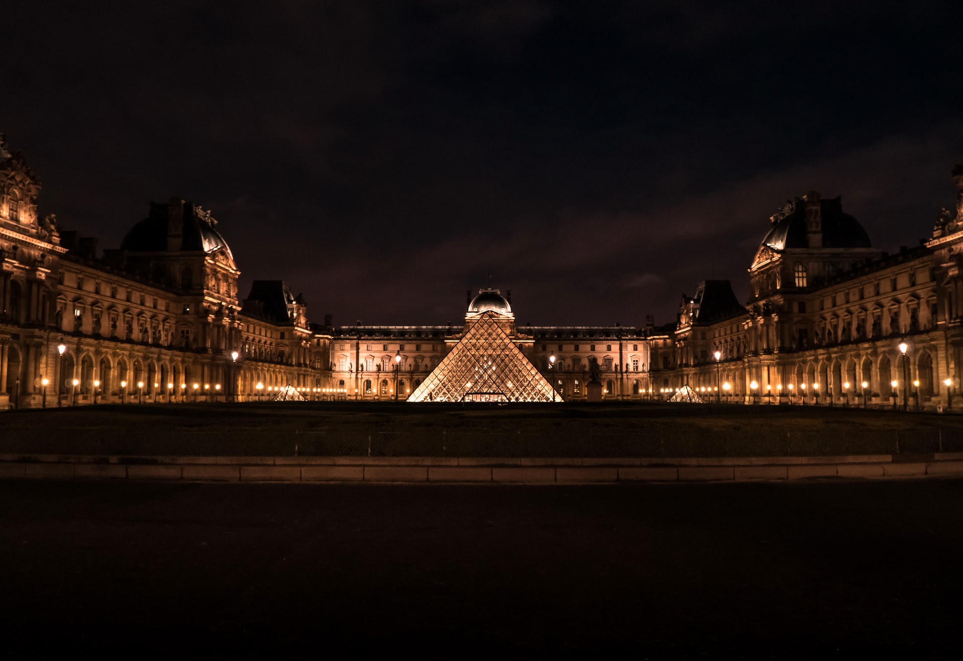 10 Interesting Facts About the Louvre Pyramid Questo