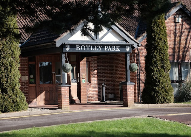 Botley Park Entrance