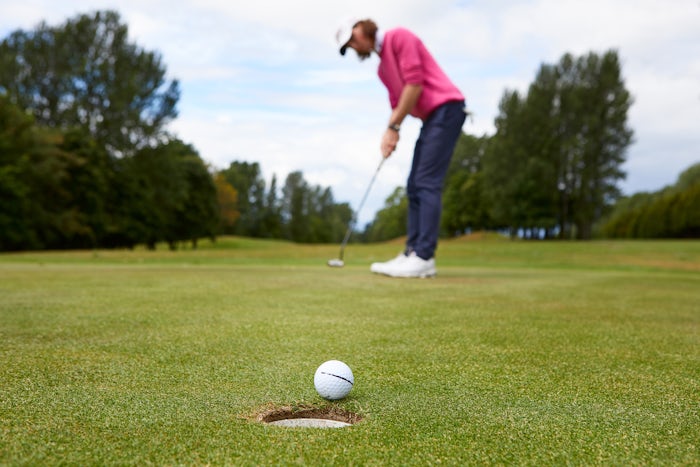 Golfer putt