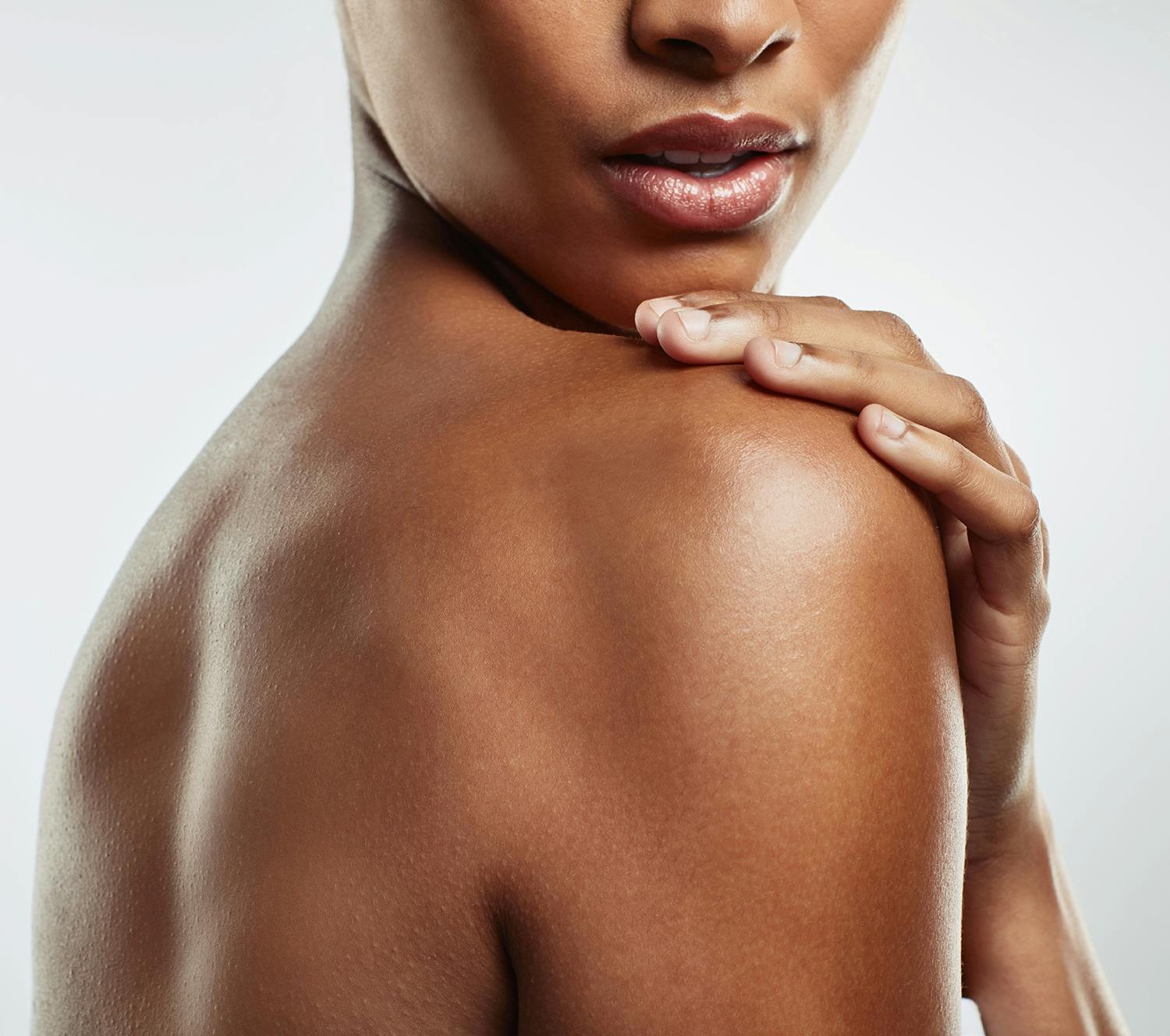 there is a woman with her back facing the camera and her hand on her shoulder