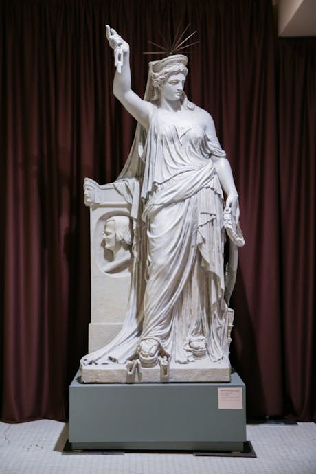 Riproduzione della “Statua delle Libertà” dalla “Tomba monumentale di Giovan Battista Niccolini” scolpita da Pio Fedi per Santa Croce. La riproduzione, realizzata grazie all’intervento della Kent State University, è stata esposta nella mostra “Sisters in Liberty: da Firenze a New York” presso Ellis Island National Museum of Immigration, New York (2020)