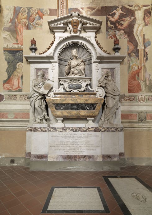 Giovanni Battista Foggini: progetto; “Busto di Galileo”; Giulio Foggini: progetto; Vincenzo Foggini: “Astronomia”; Girolamo Ticciati: “Geometria”, “Tomba monumentale di Galileo Galilei”, 1737, marmo. Firenze, Santa Croce, navata sinistra Giovanni Battista Foggini: progetto; “Busto di Galileo”; Giulio Foggini: progetto; Vincenzo Foggini: “Astronomia”; Girolamo Ticciati: “Geometria”, “Tomba monumentale di Galileo Galilei”, 1737, marmo. Firenze, Santa Croce, navata sinistra