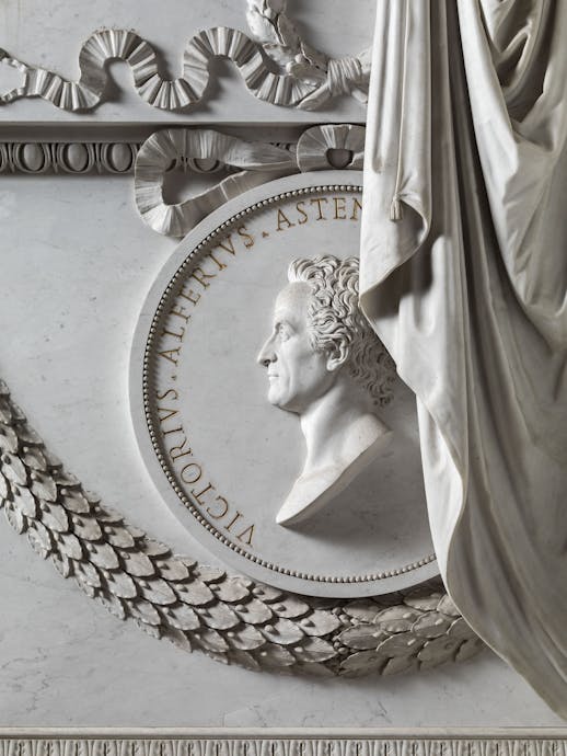 Antonio Canova, “Ritratto di Alfieri entro medaglione” particolare della “Tomba monumentale di Vittorio Alfieri”, 1804-1810, marmo. Firenze, Santa Croce, navata destra