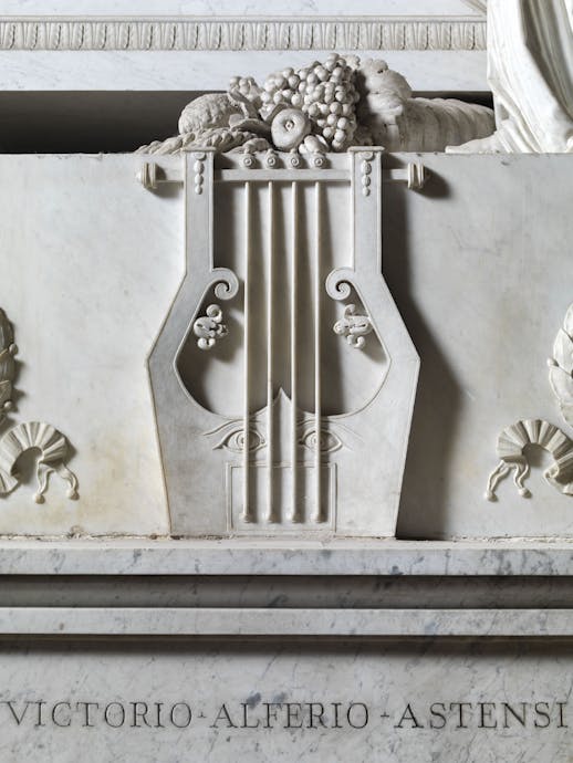 Antonio Canova, “Lira” particolare della “Tomba monumentale di Vittorio Alfieri”, 1804-1810, marmo. Firenze, Santa Croce, navata destra