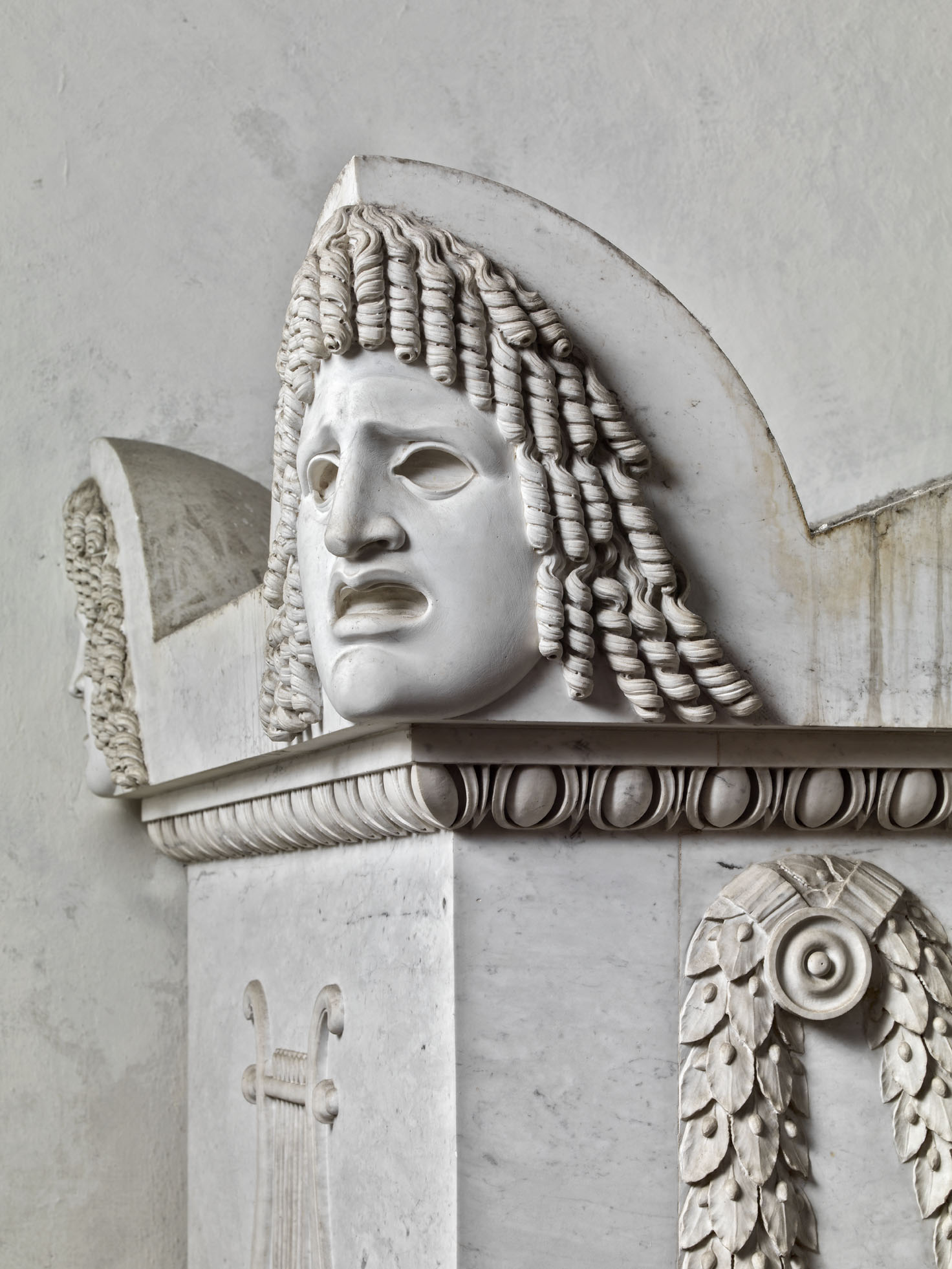 Antonio Canova, “Maschera teatrale della tragedia greca” particolare della “Tomba monumentale di Vittorio Alfieri”, 1804-1810, marmo. Firenze, Santa Croce, navata destra