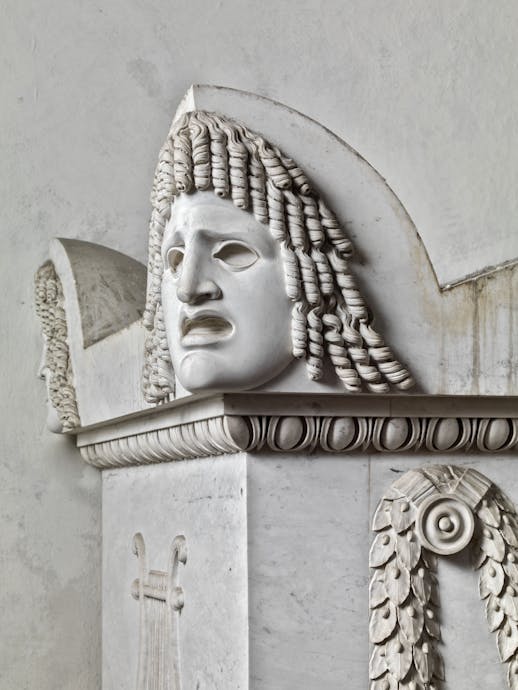 Antonio Canova, “Maschera teatrale della tragedia greca” particolare della “Tomba monumentale di Vittorio Alfieri”, 1804-1810, marmo. Firenze, Santa Croce, navata destra