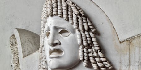Antonio Canova, “Maschera teatrale della tragedia greca” particolare della “Tomba monumentale di Vittorio Alfieri”, 1804-1810, marmo. Firenze, Santa Croce, navata destra Antonio Canova, “Maschera teatrale della tragedia greca” particolare della “Tomba monumentale di Vittorio Alfieri”, 1804-1810, marmo. Firenze, Santa Croce, navata destra