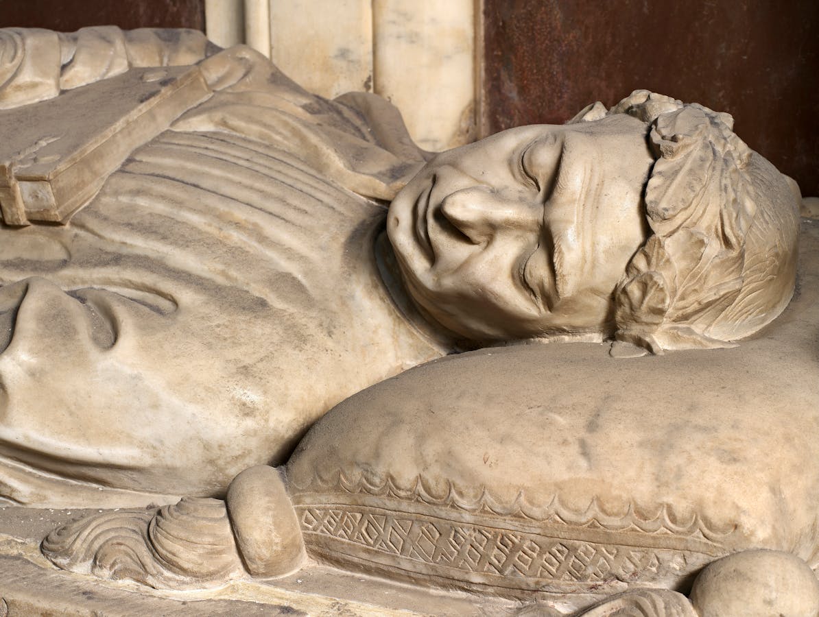 Bernardo Rossellino, Funerary portrait of Leonardo Bruni