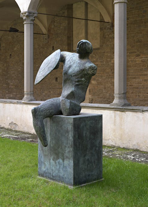 Henry Moore, "Guerriero con scudo", 1972, bronzo. Firenze, Santa Croce, primo chiostro Henry Moore, "Guerriero con scudo", 1972, bronzo. Firenze, Santa Croce, primo chiostro