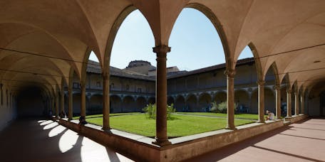 Secondo chiostro. Firenze, Santa Croce, complesso monumentale Secondo chiostro. Firenze, Santa Croce, complesso monumentale