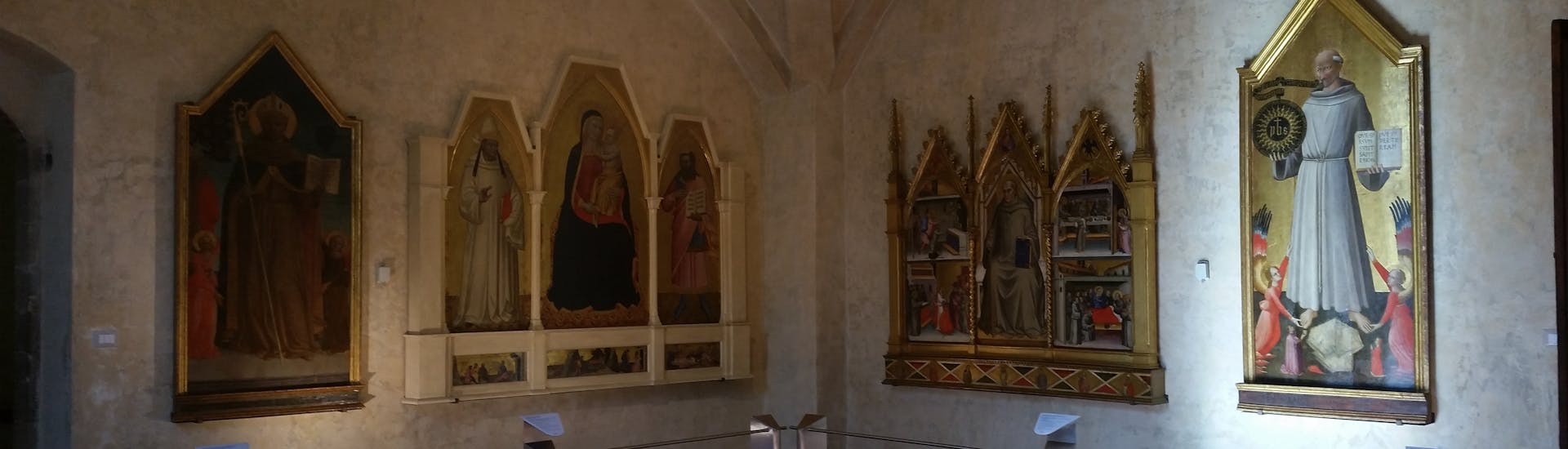 Interno della sala del Pozzo. Firenze, Santa Croce, complesso monumentale Interno della sala del Pozzo. Firenze, Santa Croce, complesso monumentale