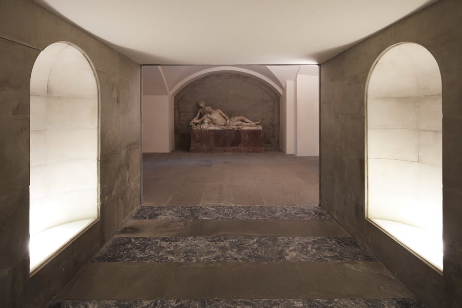 Interno del Sacrario con il "Cristo morto sorretto dall'angelo" di Baccio Bandinelli. Firenze, Santa Croce, complesso monumentale Interno del Sacrario con il "Cristo morto sorretto dall'angelo" di Baccio Bandinelli. Firenze, Santa Croce, complesso monumentale