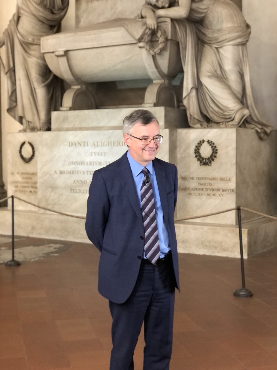 Lo storico Alessandro Barbero davanti al Cenotafio di Dante, ottobre 2020. Firenze, Santa Croce, navata destra