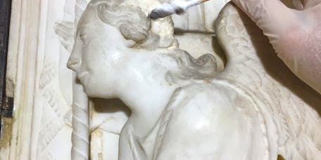 Mino da Fiesole, "Tabernacolo", particolare, 1473, marmo. Firenze, Santa Croce, Cappella Castellani Mino da Fiesole, "Tabernacolo", particolare, 1473, marmo. Firenze, Santa Croce, Cappella Castellani