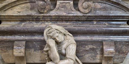 Giorgio Vasari: progetto; Battista Lorenzi: “Busto di Michelangelo”, “Pittura”; Valerio Cioli: “Scultura”; Giovanni Bandini detto Giovanni dell’Opera: “Architettura”; Giovan Battista Naldini: “Pietà e angeli reggicortina”, “Tomba monumentale di Michelangelo Buonarroti”, particolare, 1564-1576, marmo e affresco. Firenze, Santa Croce, navata destra Giorgio Vasari: progetto; Battista Lorenzi: “Busto di Michelangelo”, “Pittura”; Valerio Cioli: “Scultura”; Giovanni Bandini detto Giovanni dell’Opera: “Architettura”; Giovan Battista Naldini: “Pietà e angeli reggicortina”, “Tomba monumentale di Michelangelo Buonarroti”, particolare, 1564-1576, marmo e affresco. Firenze, Santa Croce, navata destra