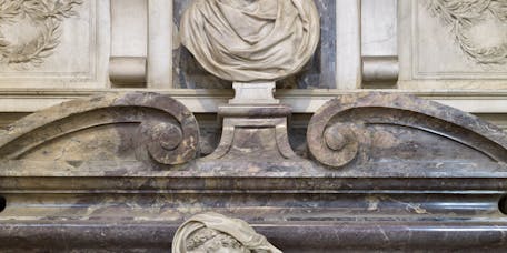 Battista Lorenzi, “Busto di Michelangelo”, particolare della “Tomba monumentale di Michelangelo Buonarroti”, 1564-1576, marmo e affresco. Firenze, Santa Croce, navata destra Battista Lorenzi, “Busto di Michelangelo”, particolare della “Tomba monumentale di Michelangelo Buonarroti”, 1564-1576, marmo e affresco. Firenze, Santa Croce, navata destra