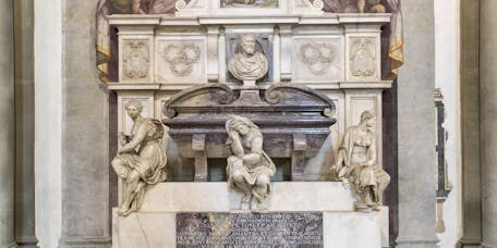 Giorgio Vasari: progetto; Battista Lorenzi: “Busto di Michelangelo”, “Pittura”; Valerio Cioli: “Scultura”; Giovanni Bandini detto Giovanni dell’Opera: “Architettura”; Giovan Battista Naldini: “Pietà e angeli reggicortina”, “Tomba monumentale di Michelangelo Buonarroti”, 1564-1576, marmo e affresco. Firenze, Santa Croce, navata destra Giorgio Vasari: progetto; Battista Lorenzi: “Busto di Michelangelo”, “Pittura”; Valerio Cioli: “Scultura”; Giovanni Bandini detto Giovanni dell’Opera: “Architettura”; Giovan Battista Naldini: “Pietà e angeli reggicortina”, “Tomba monumentale di Michelangelo Buonarroti”, 1564-1576, marmo e affresco. Firenze, Santa Croce, navata destra