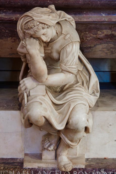 Valerio Cioli, “Scultura”, particolare della “Tomba monumentale di Michelangelo Buonarroti”, 1564-1576, marmo e affresco. Firenze, Santa Croce, navata destra Valerio Cioli, “Scultura”, particolare della “Tomba monumentale di Michelangelo Buonarroti”, 1564-1576, marmo e affresco. Firenze, Santa Croce, navata destra