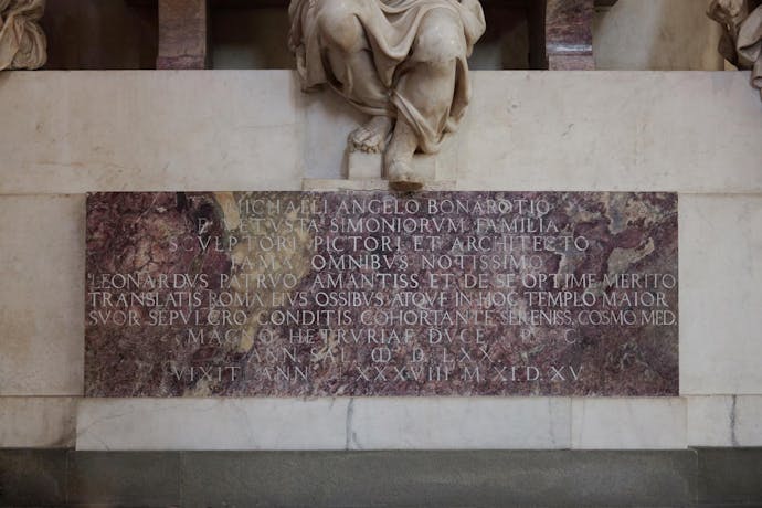 Giorgio Vasari (progetto), “Epigrafe”, particolare della “Tomba monumentale di Michelangelo Buonarroti”, 1564-1576, marmo e affresco. Firenze, Santa Croce, navata destra