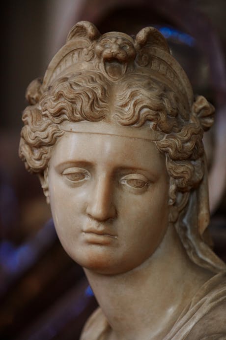 Giovanni Bandini detto Giovanni dell’Opera “Architettura”, particolare della “Tomba monumentale di Michelangelo Buonarroti”, 1564-1576, marmo e affresco. Firenze, Santa Croce, navata destra Giovanni Bandini detto Giovanni dell’Opera “Architettura”, particolare della “Tomba monumentale di Michelangelo Buonarroti”, 1564-1576, marmo e affresco. Firenze, Santa Croce, navata destra