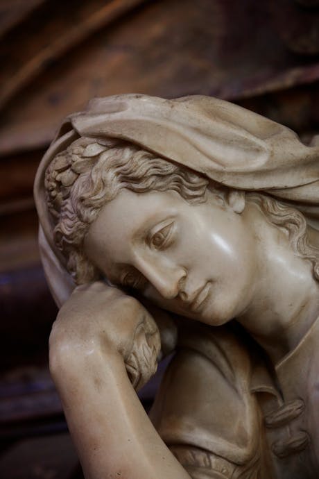 Valerio Cioli, “Scultura”, particolare della “Tomba monumentale di Michelangelo Buonarroti”, 1564-1576, marmo e affresco. Firenze, Santa Croce, navata destra Valerio Cioli, “Scultura”, particolare della “Tomba monumentale di Michelangelo Buonarroti”, 1564-1576, marmo e affresco. Firenze, Santa Croce, navata destra