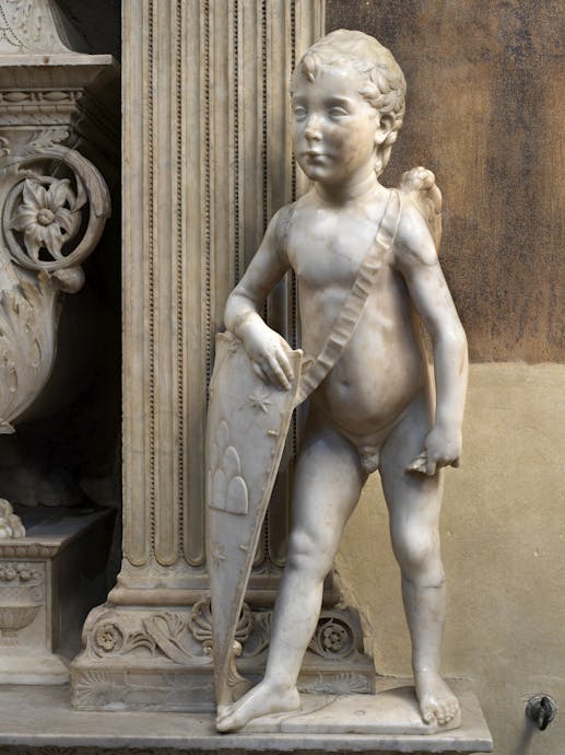 Desiderio da Settignano, “Putto reggi-scudo”, particolare della “Tomba monumentale di Carlo Marsuppini”, 1454-1459, marmo e affresco. Firenze, Santa Croce, navata sinistra  Desiderio da Settignano, “Putto reggi-scudo”, particolare della “Tomba monumentale di Carlo Marsuppini”, 1454-1459, marmo e affresco. Firenze, Santa Croce, navata sinistra