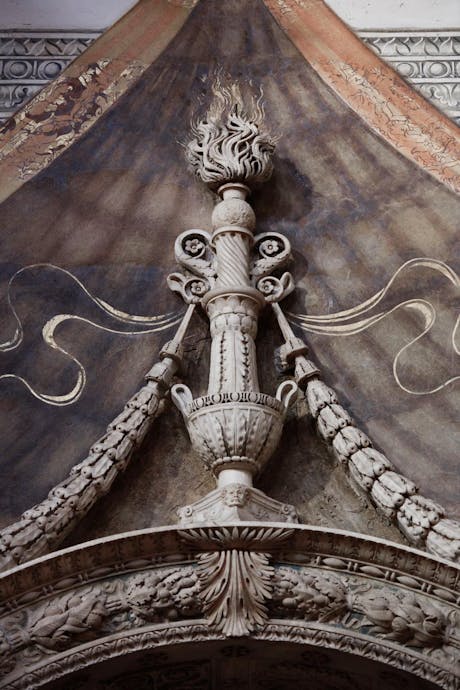 Desiderio da Settignano, “Tomba monumentale di Carlo Marsuppini”, particolare, 1454-1459, marmo e affresco. Firenze, Santa Croce, navata sinistra 