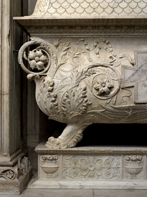 Desiderio da Settignano, “Tomba monumentale di Carlo Marsuppini”, particolare, 1454-1459, marmo e affresco. Firenze, Santa Croce, navata sinistra  Desiderio da Settignano, “Tomba monumentale di Carlo Marsuppini”, particolare, 1454-1459, marmo e affresco. Firenze, Santa Croce, navata sinistra