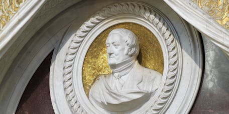 Giuseppe Cassioli, “Ritratto di Gioachino Rossini”, particolare della “Tomba monumentale di Gioachino Rossini”, 1900-1902, marmo bianco di Carrara, marmo di Seravezza, dorature/mosaico dorato. Firenze, Santa Croce, navata destra Giuseppe Cassioli, “Ritratto di Gioachino Rossini”, particolare della “Tomba monumentale di Gioachino Rossini”, 1900-1902, marmo bianco di Carrara, marmo di Seravezza, dorature/mosaico dorato. Firenze, Santa Croce, navata destra