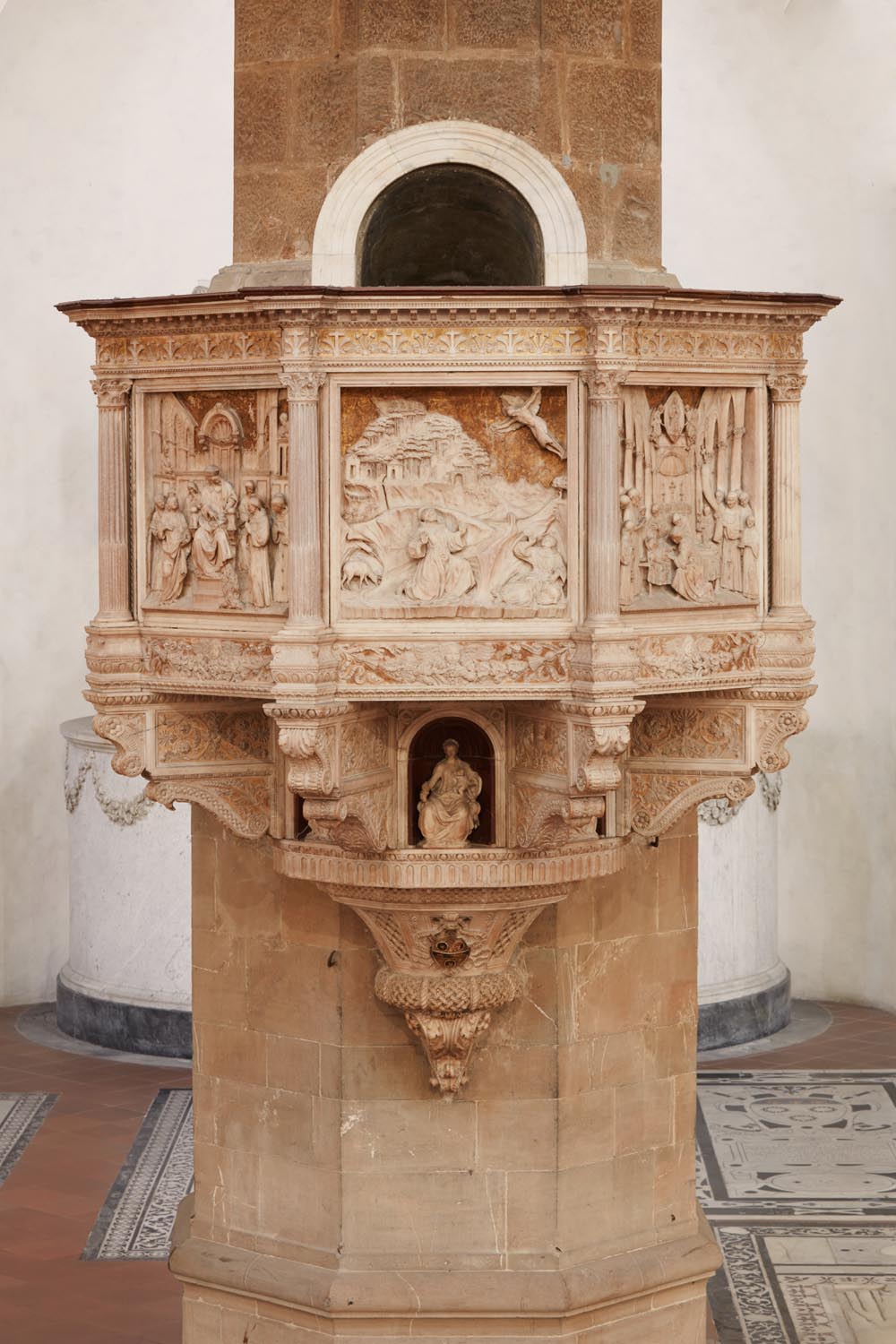 Benedetto da Maiano, Pulpito con “Storie di san Francesco”, 1481-1487, marmo bianco di Seravezza, marmo rosso di Maremma con dorature, lacca e tarsie di vetro. Firenze, Santa Croce, navata centrale