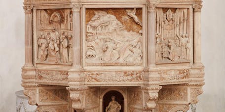 Benedetto da Maiano, Pulpito con “Storie di san Francesco”, 1481-1487, marmo bianco di Seravezza, marmo rosso di Maremma con dorature, lacca e tarsie di vetro. Firenze, Santa Croce, navata centrale Benedetto da Maiano, Pulpito con “Storie di san Francesco”, 1481-1487, marmo bianco di Seravezza, marmo rosso di Maremma con dorature, lacca e tarsie di vetro. Firenze, Santa Croce, navata centrale