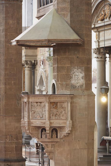 Benedetto da Maiano, Pulpito con “Storie di san Francesco”, 1481-1487, marmo bianco di Seravezza, marmo rosso di Maremma con dorature, lacca e tarsie di vetro. Firenze, Santa Croce, navata centrale Benedetto da Maiano, Pulpito con “Storie di san Francesco”, 1481-1487, marmo bianco di Seravezza, marmo rosso di Maremma con dorature, lacca e tarsie di vetro. Firenze, Santa Croce, navata centrale