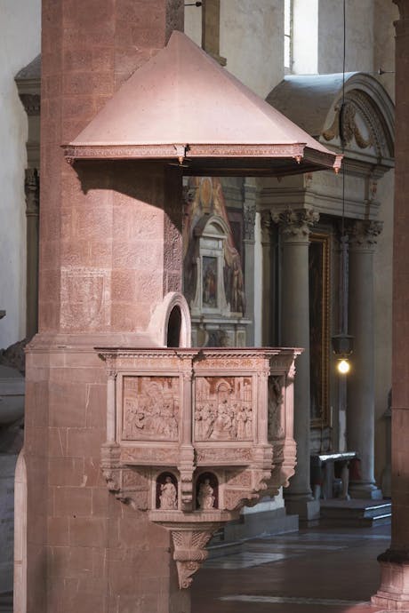 Benedetto da Maiano, Pulpito con “Storie di san Francesco”, 1481-1487, marmo bianco di Seravezza, marmo rosso di Maremma con dorature, lacca e tarsie di vetro. Firenze, Santa Croce, navata centrale Benedetto da Maiano, Pulpito con “Storie di san Francesco”, 1481-1487, marmo bianco di Seravezza, marmo rosso di Maremma con dorature, lacca e tarsie di vetro. Firenze, Santa Croce, navata centrale