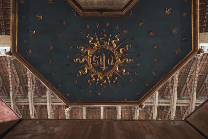 Bottega di Benedetto da Maiano, “Coronamento piramidale ligneo”, particolare del pulpito con “Storie di san Francesco”, 1481-1487, legno dipinto e dorato. Firenze, Santa Croce, navata centrale Bottega di Benedetto da Maiano, “Coronamento piramidale ligneo”, particolare del pulpito con “Storie di san Francesco”, 1481-1487, legno dipinto e dorato. Firenze, Santa Croce, navata centrale