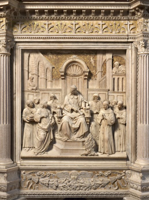 Benedetto da Maiano, “San Francesco predica davanti al sultano (Prova del fuoco)”, scena del pulpito con “Storie di san Francesco”, 1481-1487, marmo bianco di Seravezza, marmo rosso di Maremma con dorature, lacca e tarsie di vetro. Firenze, Santa Croce, navata centrale Benedetto da Maiano, “San Francesco predica davanti al sultano (Prova del fuoco)”, scena del pulpito con “Storie di san Francesco”, 1481-1487, marmo bianco di Seravezza, marmo rosso di Maremma con dorature, lacca e tarsie di vetro. Firenze, Santa Croce, navata centrale