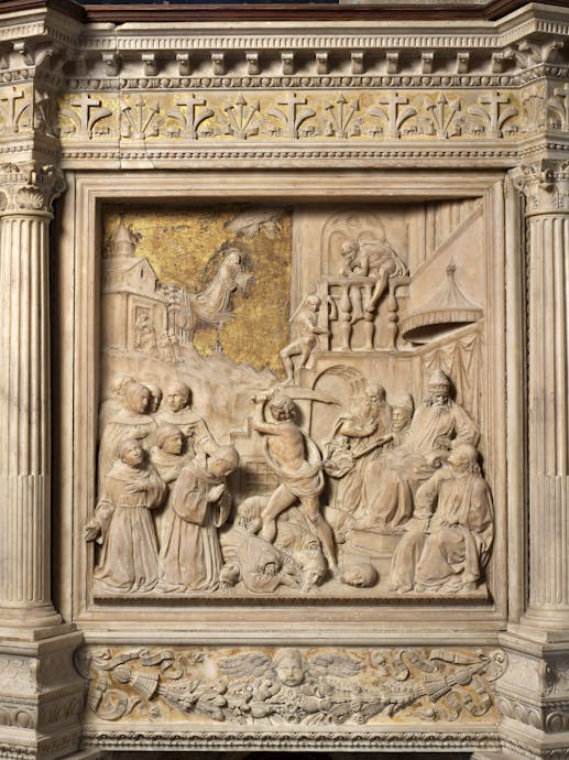 Benedetto da Maiano, “Martirio dei frati francescani in Marocco”, scena del pulpito con “Storie di san Francesco”, 1481-1487, marmo bianco di Seravezza, marmo rosso di Maremma con dorature, lacca e tarsie di vetro. Firenze, Santa Croce, navata centrale Benedetto da Maiano, “Martirio dei frati francescani in Marocco”, scena del pulpito con “Storie di san Francesco”, 1481-1487, marmo bianco di Seravezza, marmo rosso di Maremma con dorature, lacca e tarsie di vetro. Firenze, Santa Croce, navata centrale